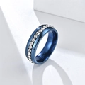 Vue macro d'une bague en acier inoxydable bleu avec une rangée de cristaux blancs sertis - US 9 / Bleu