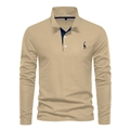 Détail du polo en coton kaki avec col contrasté marine et broderie cerf - Khaki
