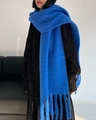 Morbida sciarpa blu effetto cashmere con spesse nappe e calda consistenza peluche - Blu Zaffiro