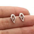 Gros plan sur des boucles d'oreilles cornet de glace en acier inoxydable argent poli - Style Crème Glacée (681) / Couleur Acier