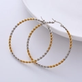 Detalle de aretes de aro bicolores oro y plata de 50 mm con diseño de cuerda torcida - Bicolor (Oro+Plata)