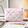 Beauty case trapuntato bianco con motivo a fiocchi rosa su una rivista di moda - Medio / Bianco Con Fiocco Rosa (Medio)