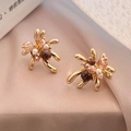 Detailaufnahme goldener Blumenohrstecker mit Perlen und Tigerauge auf Seide - 1# Goldene Abstrakte Blume Insekt Eingelegter Edelstein Stil (1# Silbernadel - Gold)