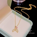 Collana in acciaio al titanio con ciondolo a coda di pesce, gemma rosa e finitura oro - Stile Ciondolo a Coda di Pesce con Diamante Rosa (X103) / Oro