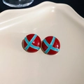 Orecchini a perno tondi in smalto rosso e turchese con un motivo a croce alla moda - 71 Ago d'argento - Contrasto rosso e ciano
