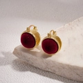 Detalle de pendientes dorados vintage con flocado burdeos sobre superficie de piedra - Hebilla de oreja-Rojo