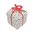 Dettaglio di una scatola regalo in carta con motivi a stelle e nodo decorativo rosso - Scatola di Natale / 12*12cm / Pentagramma