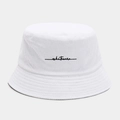 Detailopname van witte corduroy vissershoed met elegante zwarte cursieve borduring - M (56-58cm) / Wit