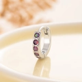 Orecchino huggie argentato con quattro opali viola rotondi dal design raffinato e chic - Opale Viola - Singolo