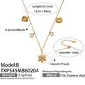 Dettaglio collana in acciaio inossidabile dorato con fiori in zircone 5A e cuori - TXP545-B Collana A Fiore A Doppio Strato Dorata
