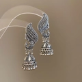 Dettaglio di orecchini Jhumka in argento con motivo a pavone e nappe a campanello - Stile Campanella Pavone / Argento