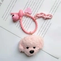 Detail eines rosa Plüsch-Pudels Schlüsselanhänger mit Glocke und Herz-Anhänger - Rosa Teddy-Anhänger