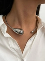 Detailopname van asymmetrische zilveren waterdruppel choker met gepolijste spiegelglans - Zilver