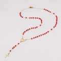 Detalle de un collar religioso con cuentas rojas, cadena dorada y colgante de corazón - 50cm / Rojo