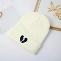 Berretto in maglia color panna minimalista con cuore ricamato nero su risvolto ampio - Cuore spezzato ricamato / Bianco