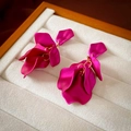Orecchini vintage a lobo color rosso rosa a petalo con finitura in metallo opaco - Stile Irregolare Oro Rosa Rosso (Perno in Acciaio Ecologico)