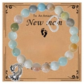 Dettaglio del bracciale in pietra zebra rosa con ciondolo piedini su carta regalo - Amazonite
