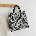 Grande borsa shopper in tela con stampa zebra e manici neri in uno stile minimalista - Zebra Print