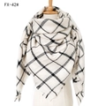 Sciarpa a triangolo da donna a scacchi bianchi e neri in finto cashmere con frange - 140x140cm / FX-42 Beige