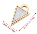 Ciondolo a triangolo dorato con smalto marmorizzato bianco e misure 11mm x 20mm - Triangolo-Bianco