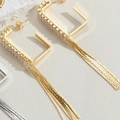 Dettaglio di orecchini a U dorati con zirconi quadrati e nappe lunghe a catena - Stile Nappina a C Oro (ES2260) / Orecchini in Zirconia a C Oro 14K-ES2260
