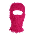Detail der pinkfarbenen Balaclava-Maske aus weichem Plüsch-Kunstpelz für Wärme im Winter - Rosarot