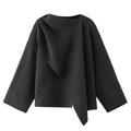 Detail van donkergrijze gebreide poncho met asymmetrische plooien en lange mouwen - S / Zwart