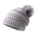 Gorro de punto de ochos gris claro con pompón para invierno, vista lateral de 45 grados - Talla Única (Elástico) / Gris