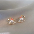 Détail de boucles d'oreilles cheval doré avec émail rouge et cristaux sur soie grise - Cheval Rouge Diamanté Doré (12#)