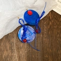 Dettaglio degli orecchini artistici blu circolari con perline rosse e accenti di corda blu - Orecchini intrecciati con perline rosse e toppa rotonda blu reale (4# ago d'argento)