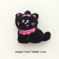 Vue détaillée d'une broche chat en peluche noire avec nœud rose, dimensions 7,5 cm x 7,5 cm - Style DIY (Ouverture au dos) / Chat Noir