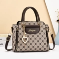 Borsa a mano marrone con monogramma, dettagli dorati e ciondolo a cuore - Cachi & Caffè