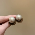 Nahaufnahme der geometrischen Perlenohrringe mit cremeweißer Perle und braunem Filz - 37# Silbernadel Off-white Kunstperle - Brauner Filz Ohrstecker