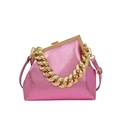 Metallic roze leren crossbodytas met gouden kettinghandvat en frame-sluiting - Rozerood