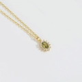 Elegante collar dorado con piedra ovalada verde oliva y halo de circonitas blancas - Verde amarillento