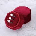Luxuriöse rote sechseckige Samt-Schmuckschatulle mit drei Silberringen auf Marmor-Hintergrund - Dreiringbox / Rot