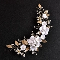 Dettaglio di tralcio per capelli da sposa con fiori di ceramica e foglie dorate - Oro