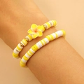 Set di bracciali con perline Heishi gialle e bianche e ciondolo a forma di fiore di plumeria - Set 2 Pezzi Frangipane in Argilla Polimerica (6361)