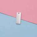 Detailopname van een zilveren rechthoekige roestvrijstalen hanger voor DIY-sieraden - Staalkleur
