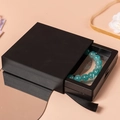 Scatola porta gioielli sospesa in pellicola PE nera con braccialetto di perle verdi - Con Scatola Interna Nera / 9x9x2cm / Nero Classico
