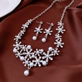 Dettaglio della collana a fiori di diamanti e orecchini di perle su tessuto di seta - Argento (Set Collana + Orecchini)
