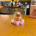 Süße Capybara Figur mit Gebetskette auf rosa Lotus-Basis und Verpackungsbox - Zen-Lotus