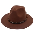 Dettaglio di fedora marrone scuro con nastro intrecciato tricolore e strass lucidi - caffè