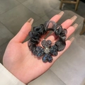 Elastico scrunchie grigio in rete con ciondolo a quadrifoglio di strass blu - Grigio Blu