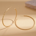 Detail von 18k vergoldeten matten Creolen mit strukturierter Sandstrahl-Oberfläche - Gold