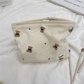 Détail de la trousse de maquillage en velours côtelé crème avec motifs d'ours et zip - Blanc Cassé