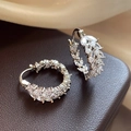 Zilveren oorringen in de vorm van een tarweaar met marquise-zirkonia en gepolijste finish - Zilveren Strass Tarwe Oorknopje