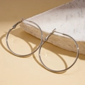 Dettaglio di orecchini a cerchio in argento lucido su pietra con focus sulla chiusura - 4cm / Argento