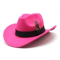 Détail du chapeau en feutre de laine rose avec ruban noir et décoration en plume naturelle - M (56-58cm) / Rose Rouge