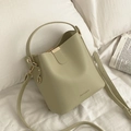 Sac seau en similicuir vert clair avec ferrures dorées et poignée supérieure de style minimal - vert clair